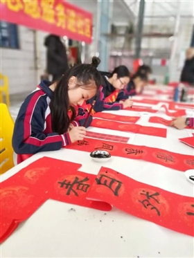 2学生志愿者写春联送祝福_b.jpg